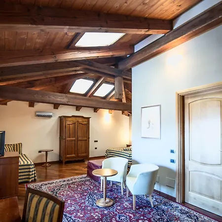 Castello Rosso فندق 4*